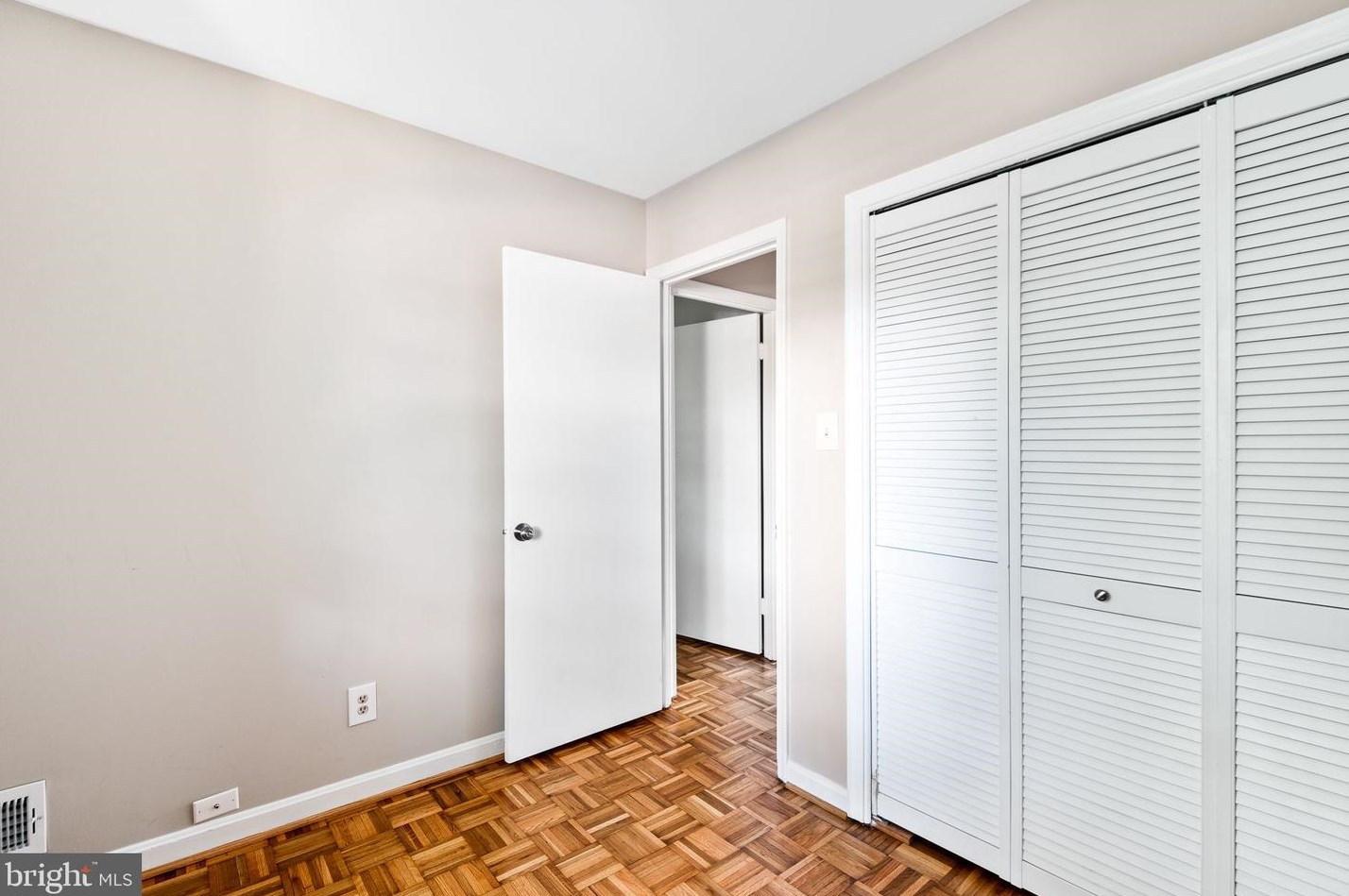 14813 Haymarket Ln, Centreville VA  20120-1834 exterior