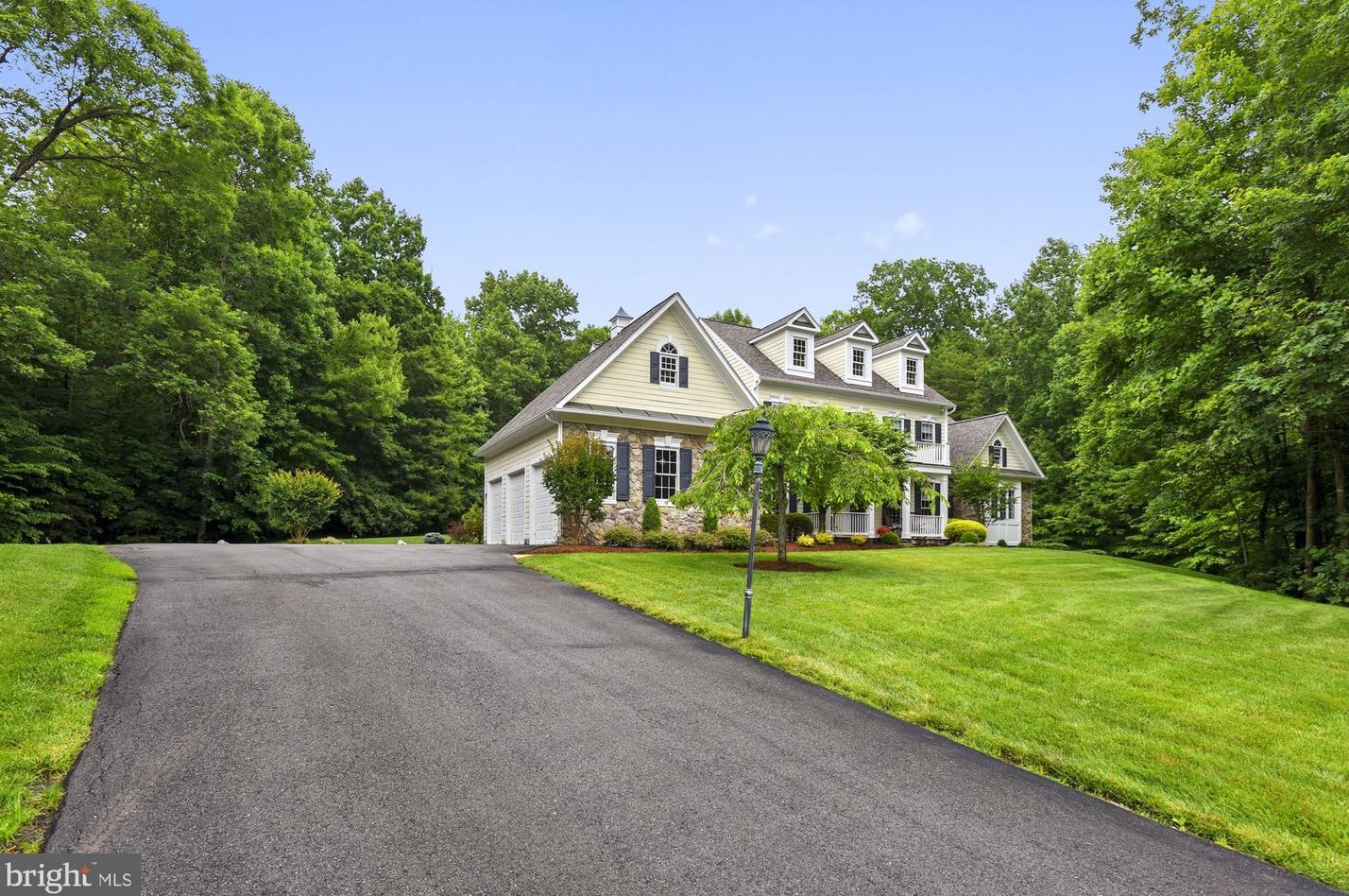 11090 Sandy Manor Dr, Fairfax, VA 22039-2053