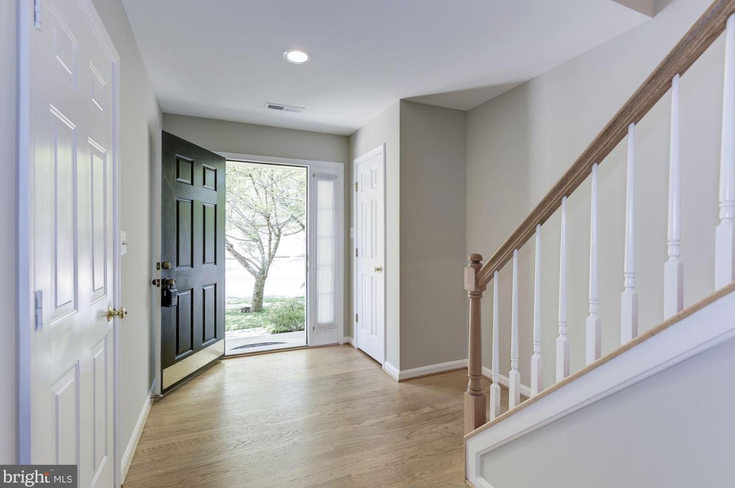 2432 Clover Field Cir, Herndon, VA 20171