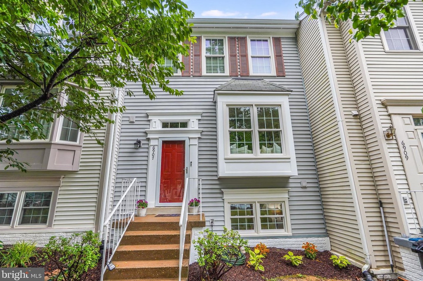 6907 Compton Ln, Centreville, VA 20121