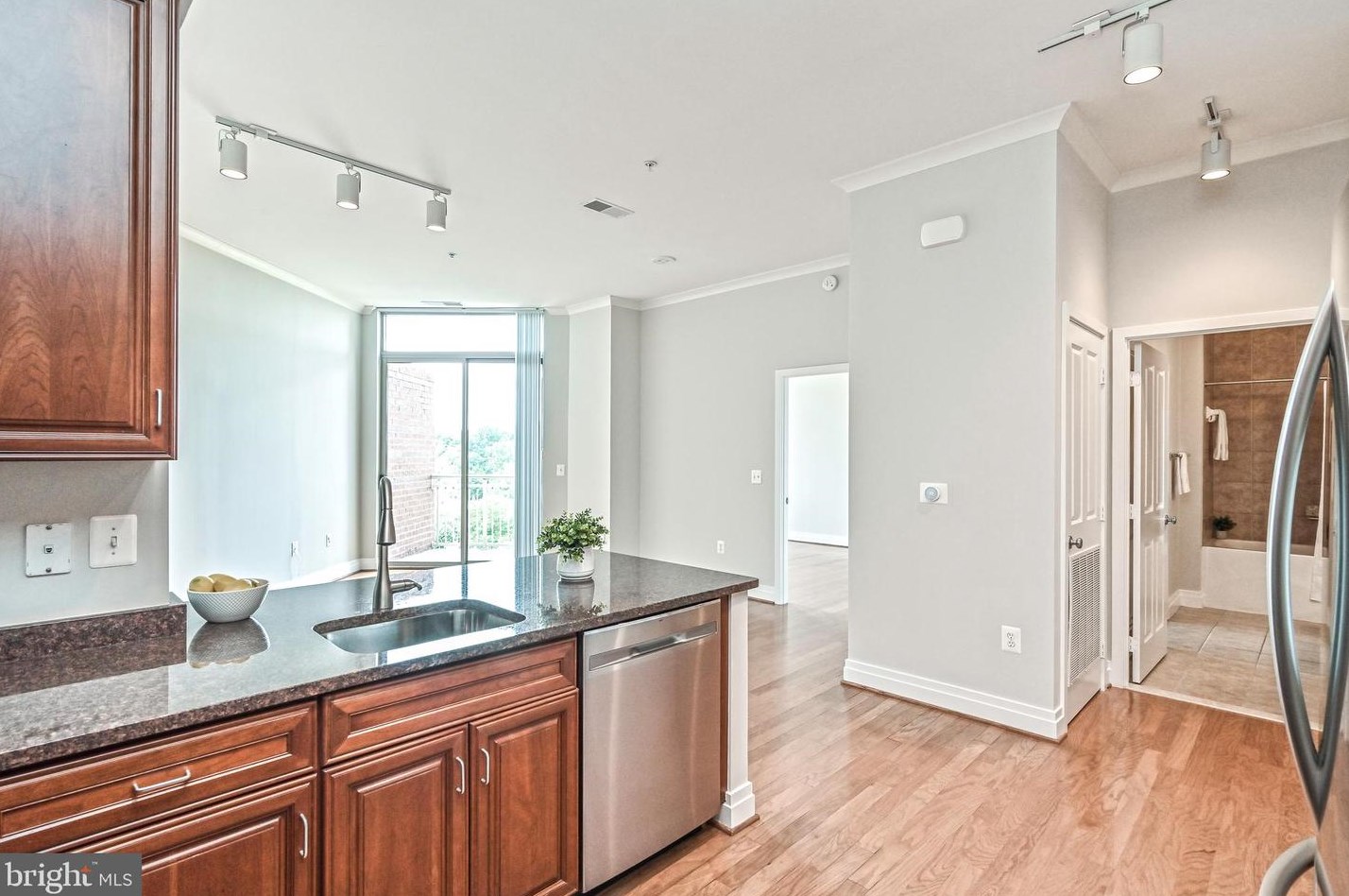 4490 Market Commons Dr, Fairfax, VA 22033-6045