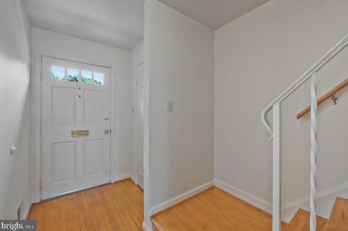 9302 Clanbrook Ct, Fairfax, VA 22031-1911