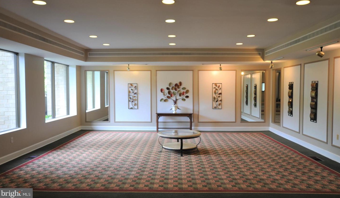 6001 Arlington Blvd Apt 322, Falls Church, VA 22044