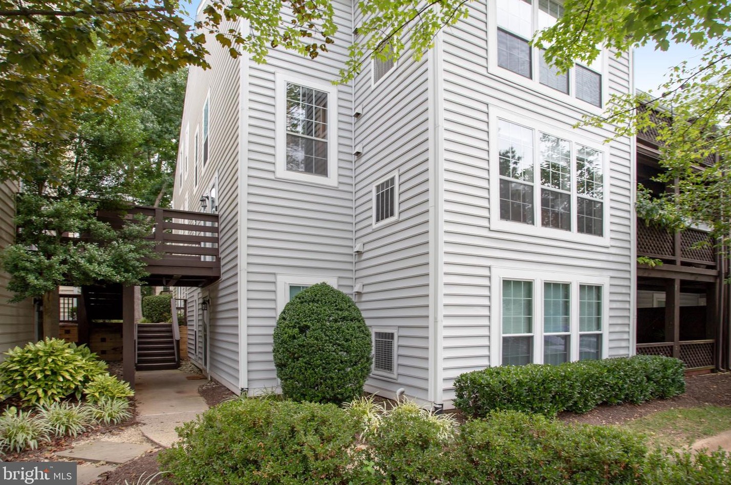 10052 Oakton Terrace Rd, Vienna, VA 22124