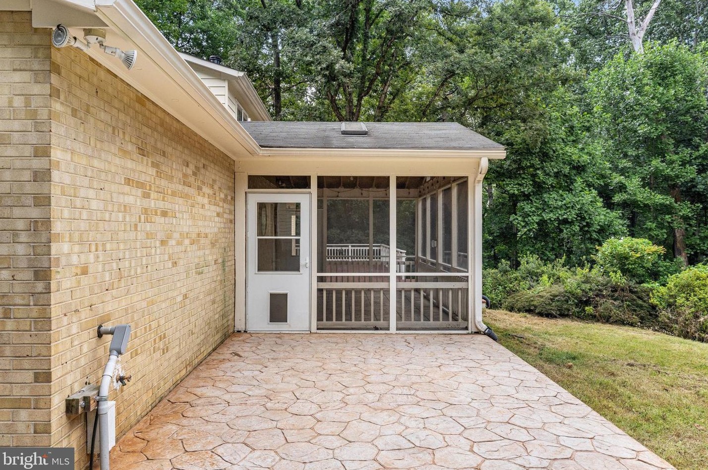 10116 Westford Dr, Vienna VA  22182-1532 exterior