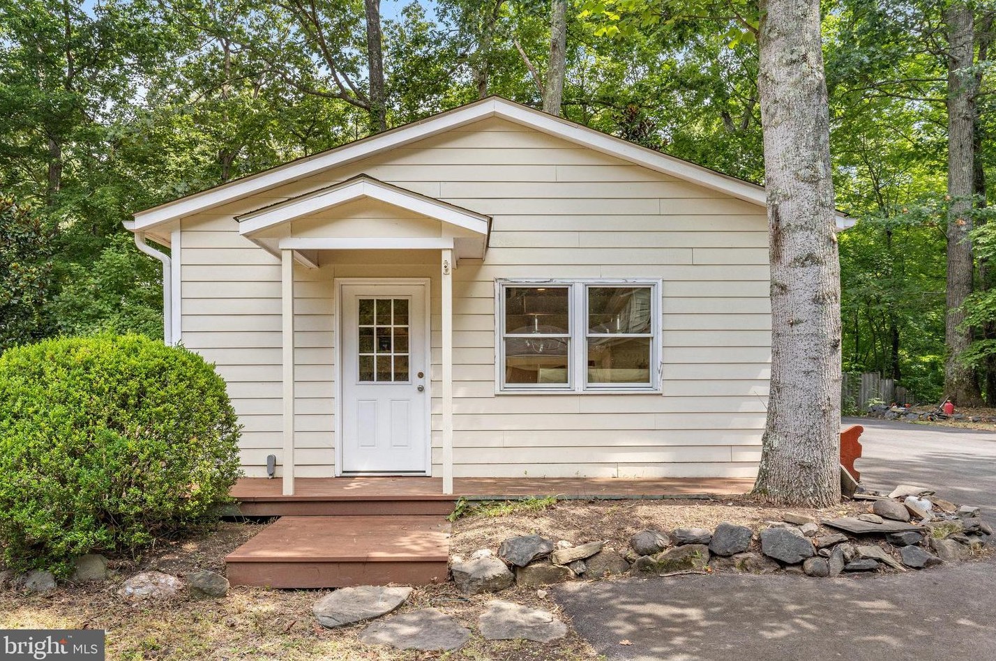 10116 Westford Dr, Vienna VA  22182-1532 exterior