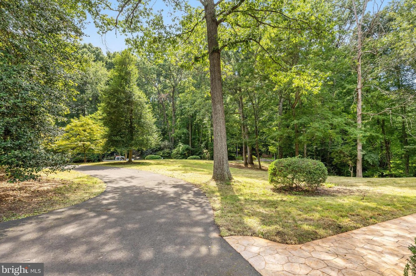 10116 Westford Dr, Vienna VA  22182-1532 exterior