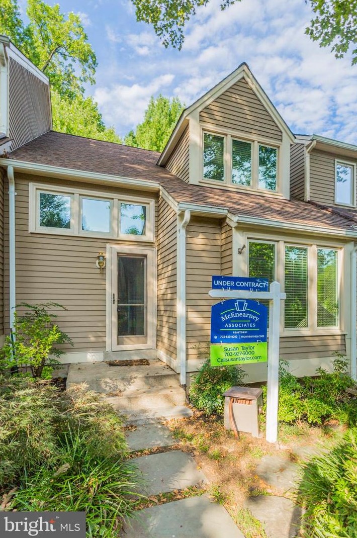 12518 Flatwood Cir, Fairfax, VA 22033-2448