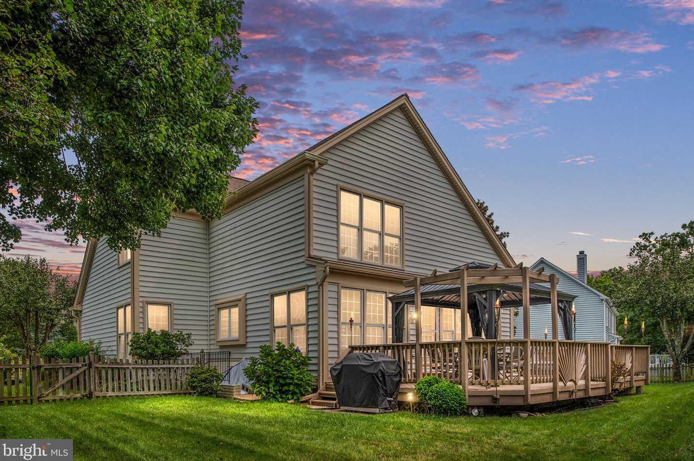8390 Crosslake Dr, Fairfax, VA 22039-3216