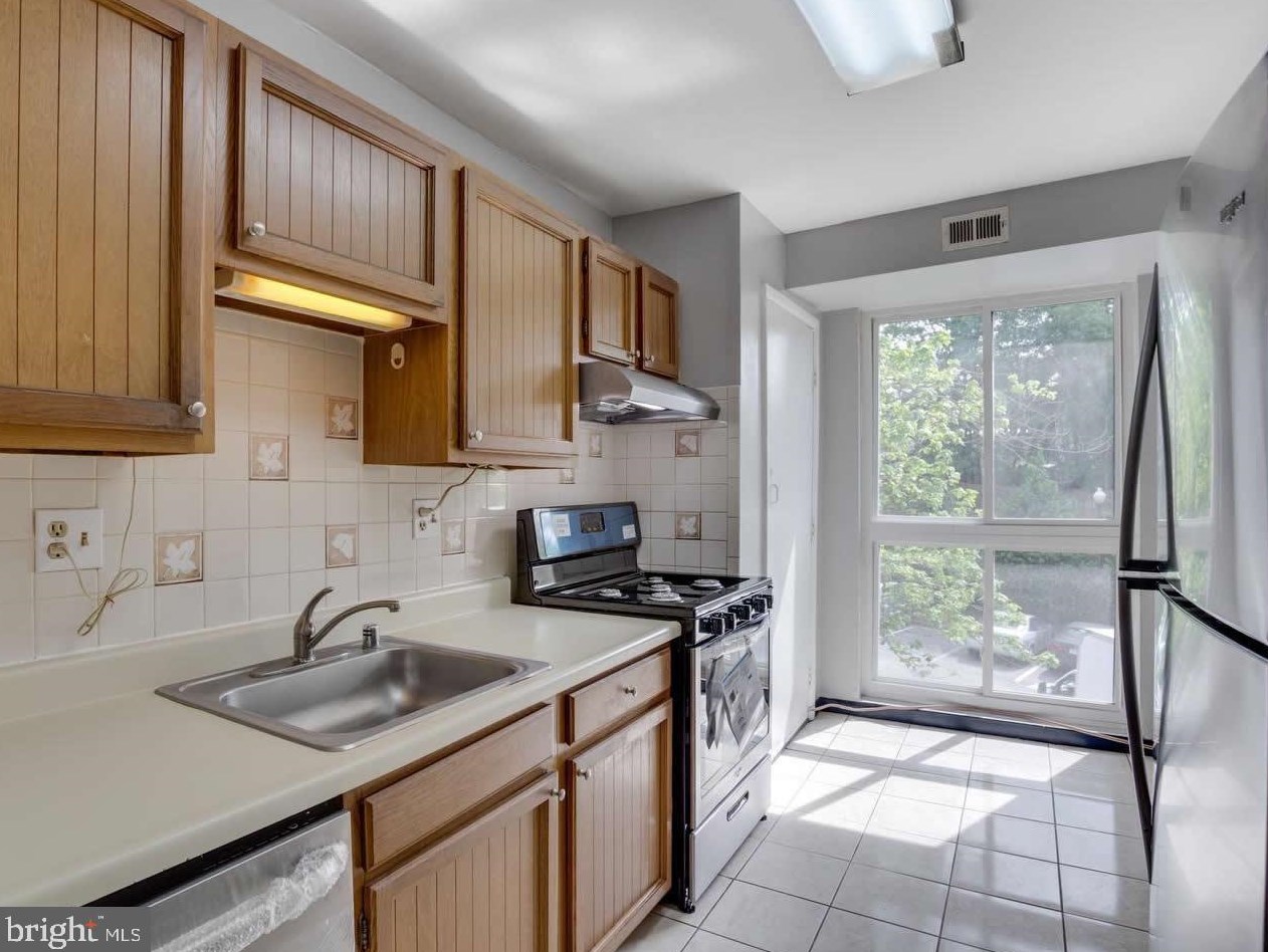 5614 Bloomfield Dr Apt 204, Alexandria, VA 22312