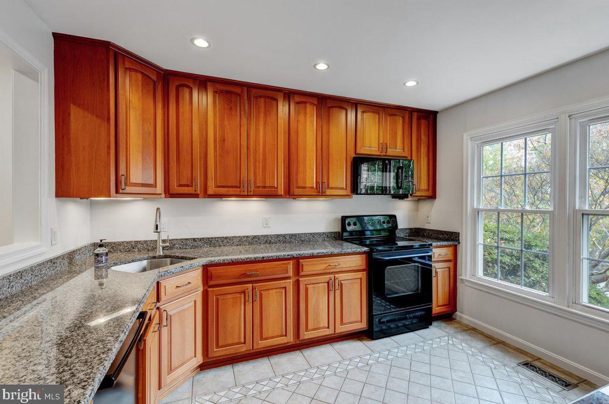 7444 Chummley Ct, Falls Church, VA 22043