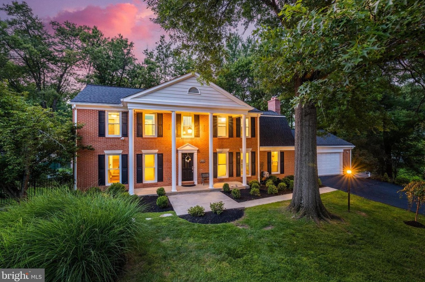 9409 Fairpine Ln, Great Falls, VA 22066