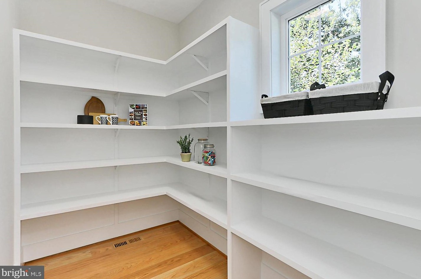 10206 Blake Ln, Vienna VA  22124-2633 exterior