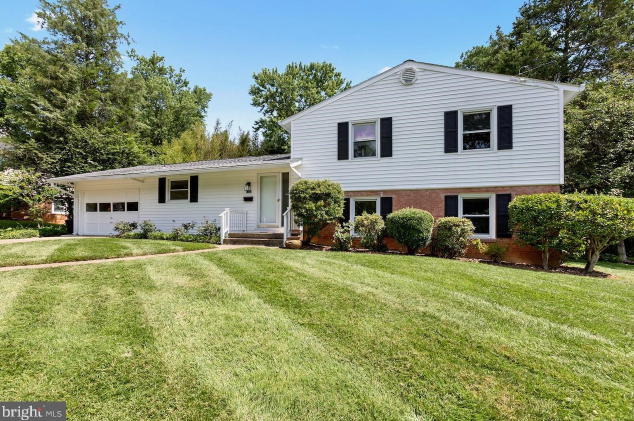 9232 Kristin Ln, Fairfax, VA 22032-1811