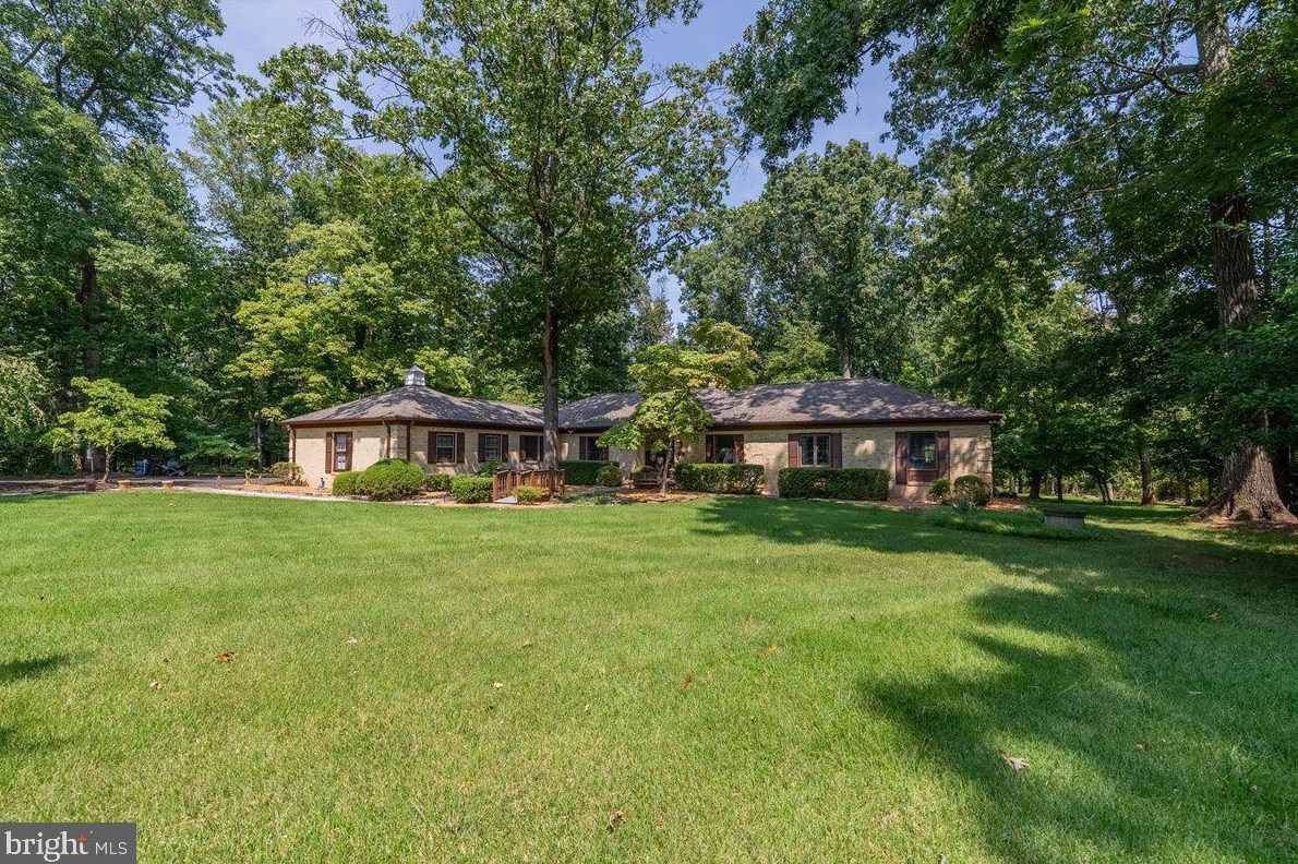 12034 Thomas Ave, Great Falls, VA 22066