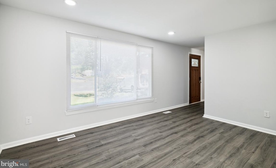 12401 Stone Church Ct, Herndon, VA 20170