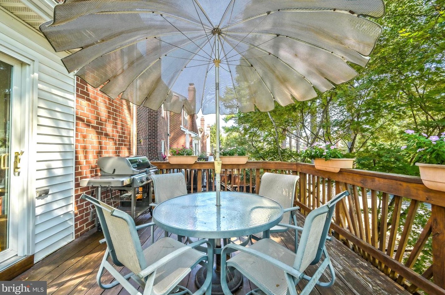 8190 Madrillon Ct, Vienna VA 22182-3752 exterior