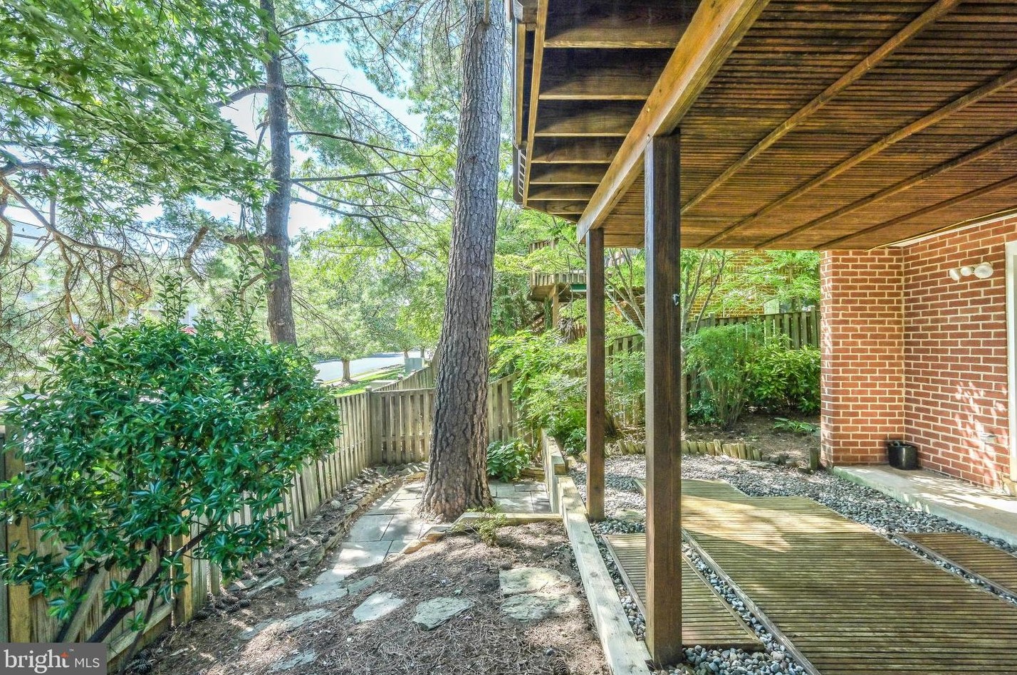 8190 Madrillon Ct, Vienna VA 22182-3752 exterior