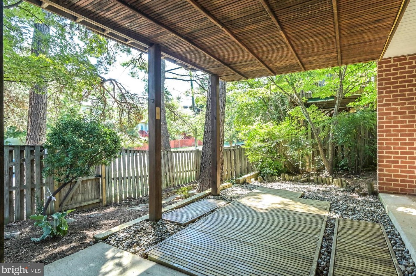 8190 Madrillon Ct, Vienna VA 22182-3752 exterior