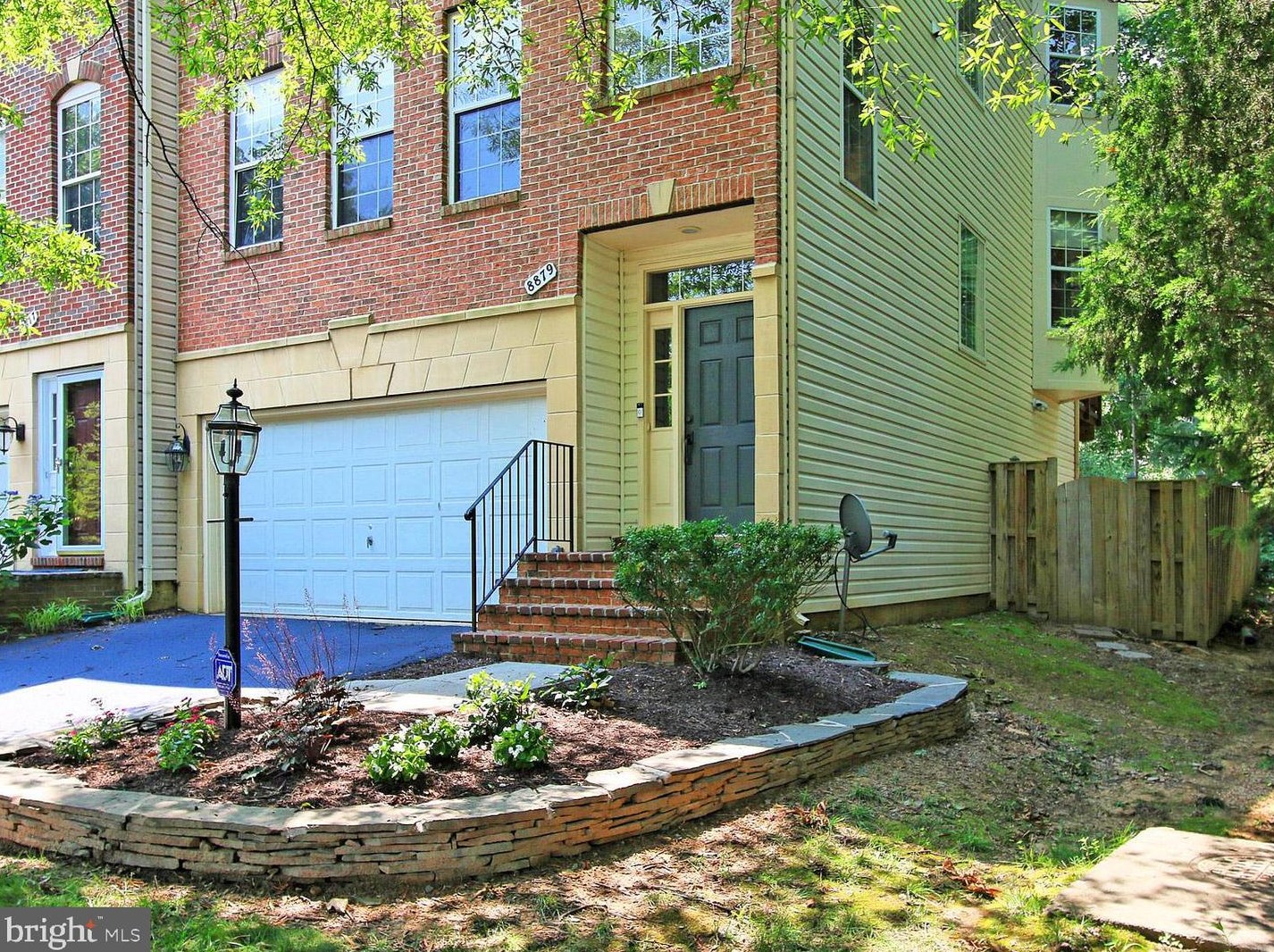 8879 Royal Doulton Ln, Fairfax, VA 22031