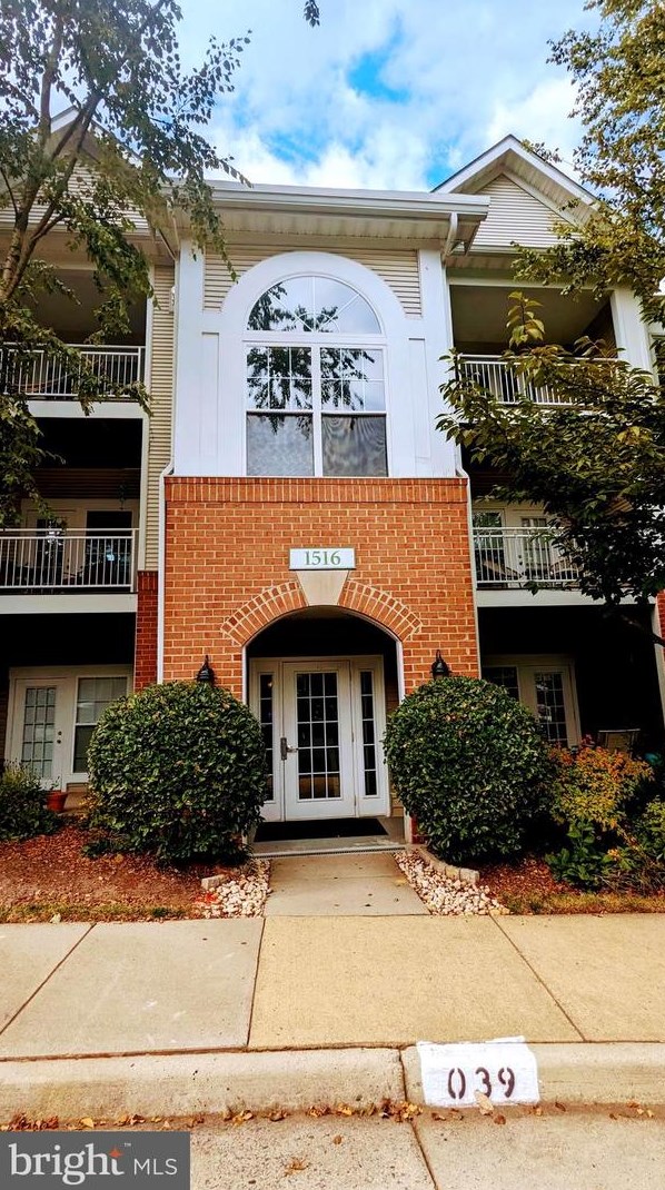 1516 North Point Dr #303, Herndon, VA 20194