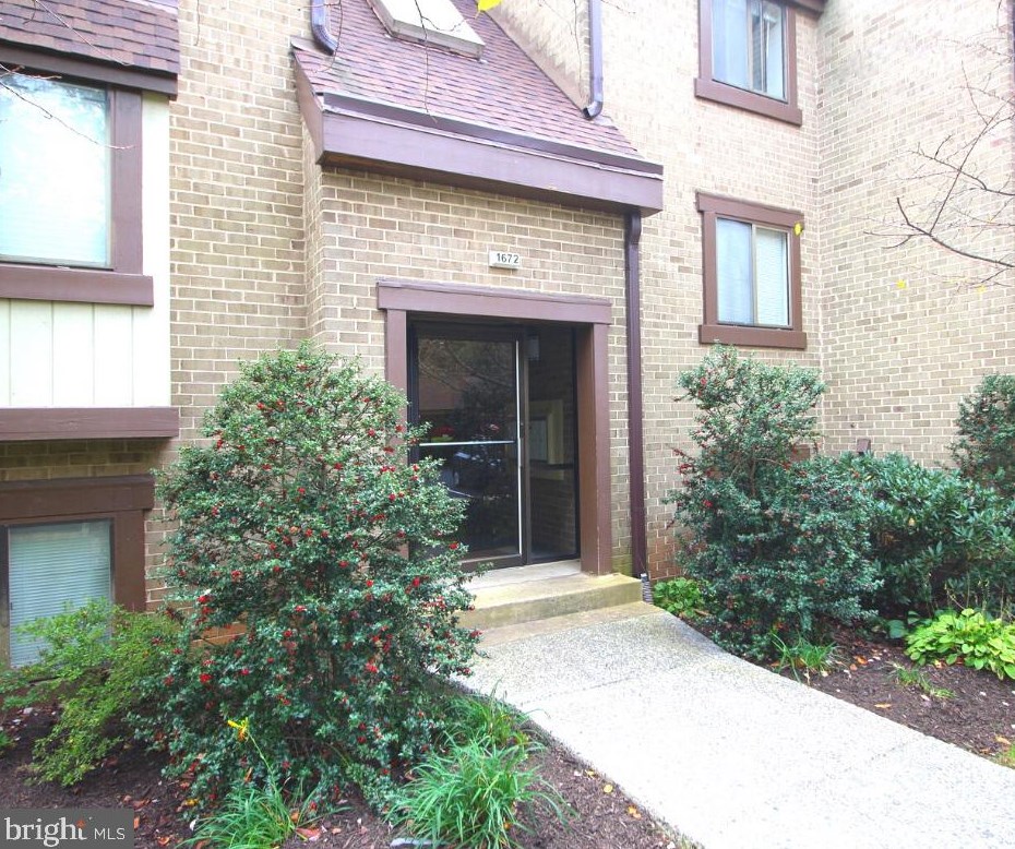 1672 Parkcrest Cir #301, Herndon, VA 20190