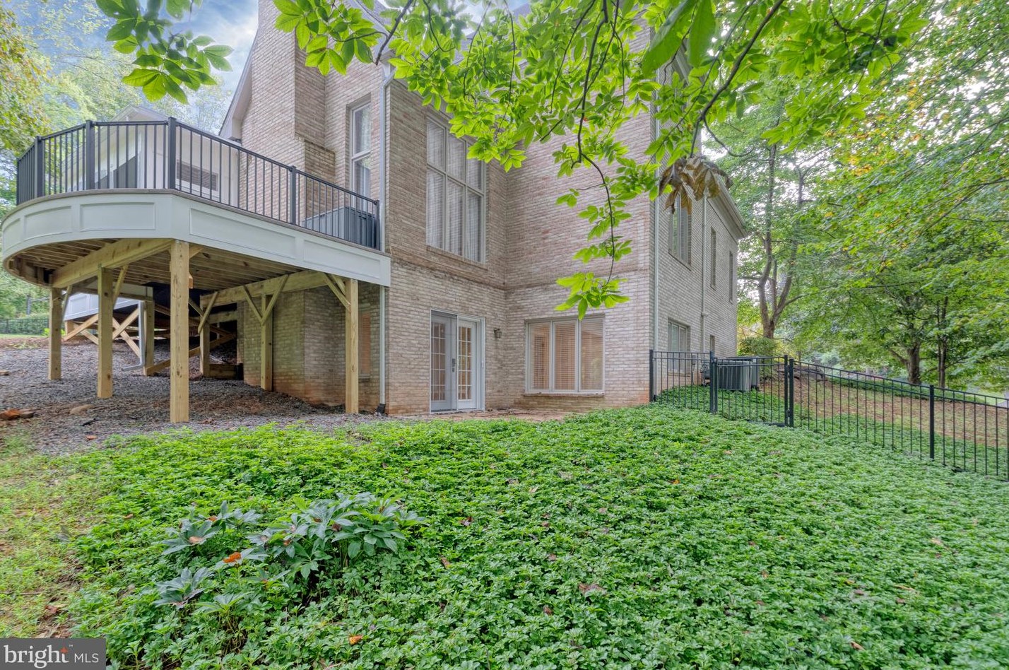 1804 Brooktrail Ct, Vienna VA  22182-1977 exterior