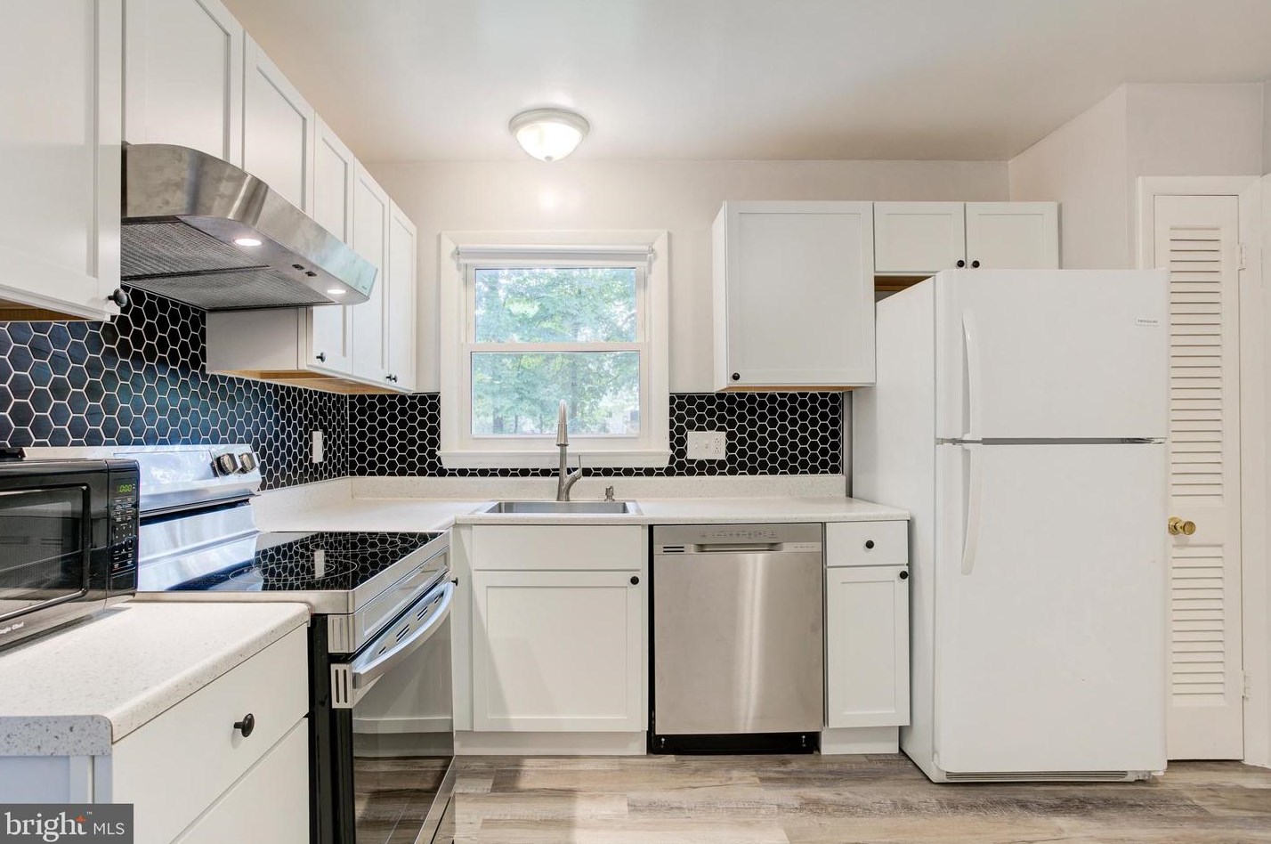 934 Longfellow Ct, Herndon, VA 20170