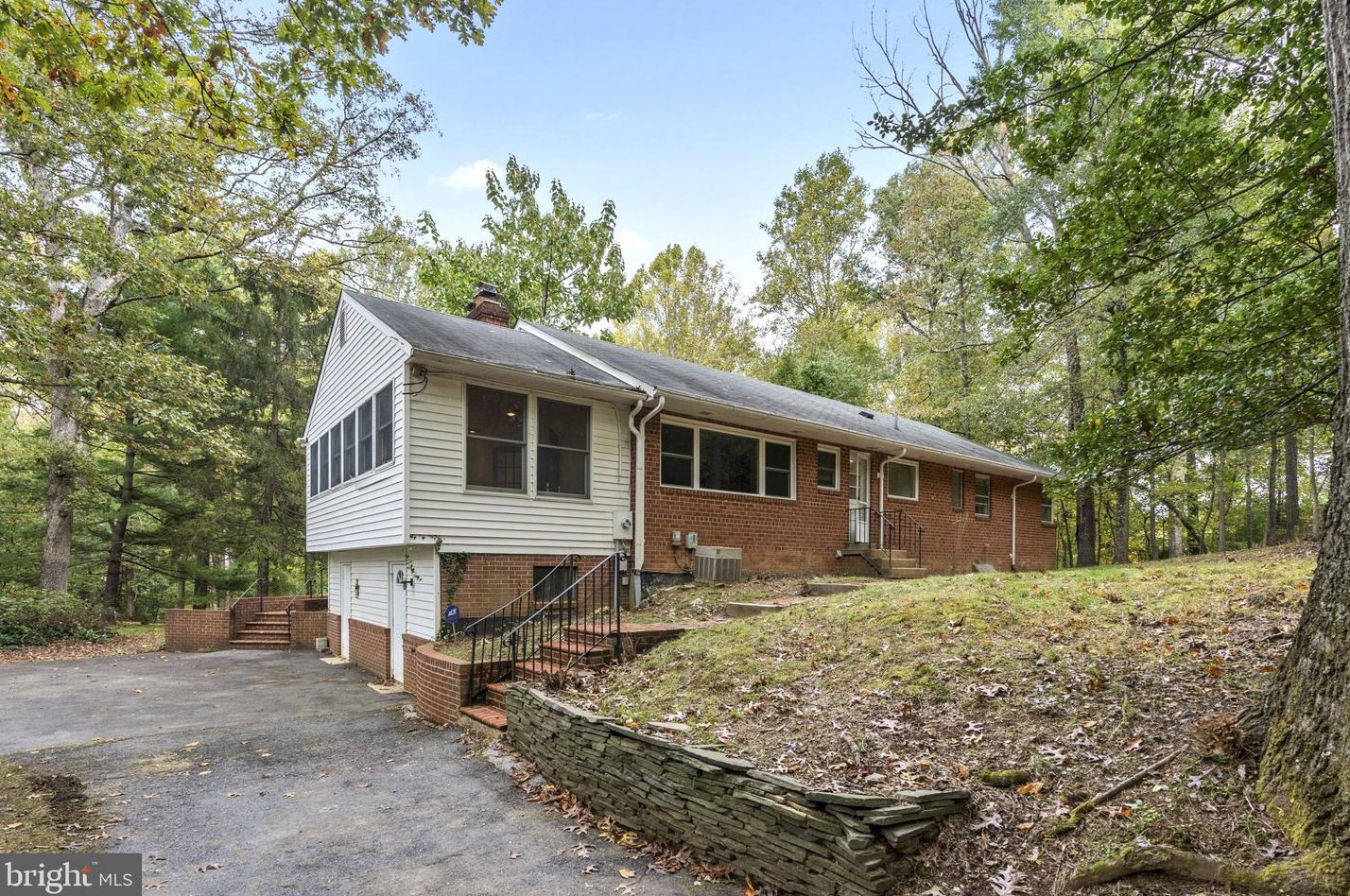 10613 Hunters Valley Rd, Vienna, VA 22181-3019