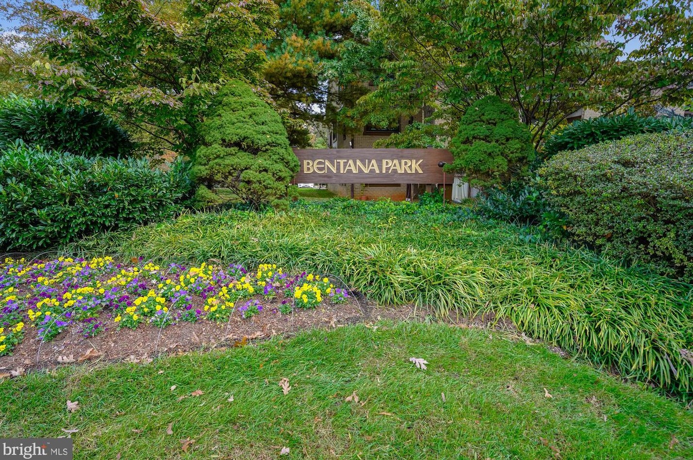 1672 Parkcrest Cir Apt 300, Herndon, VA 20190