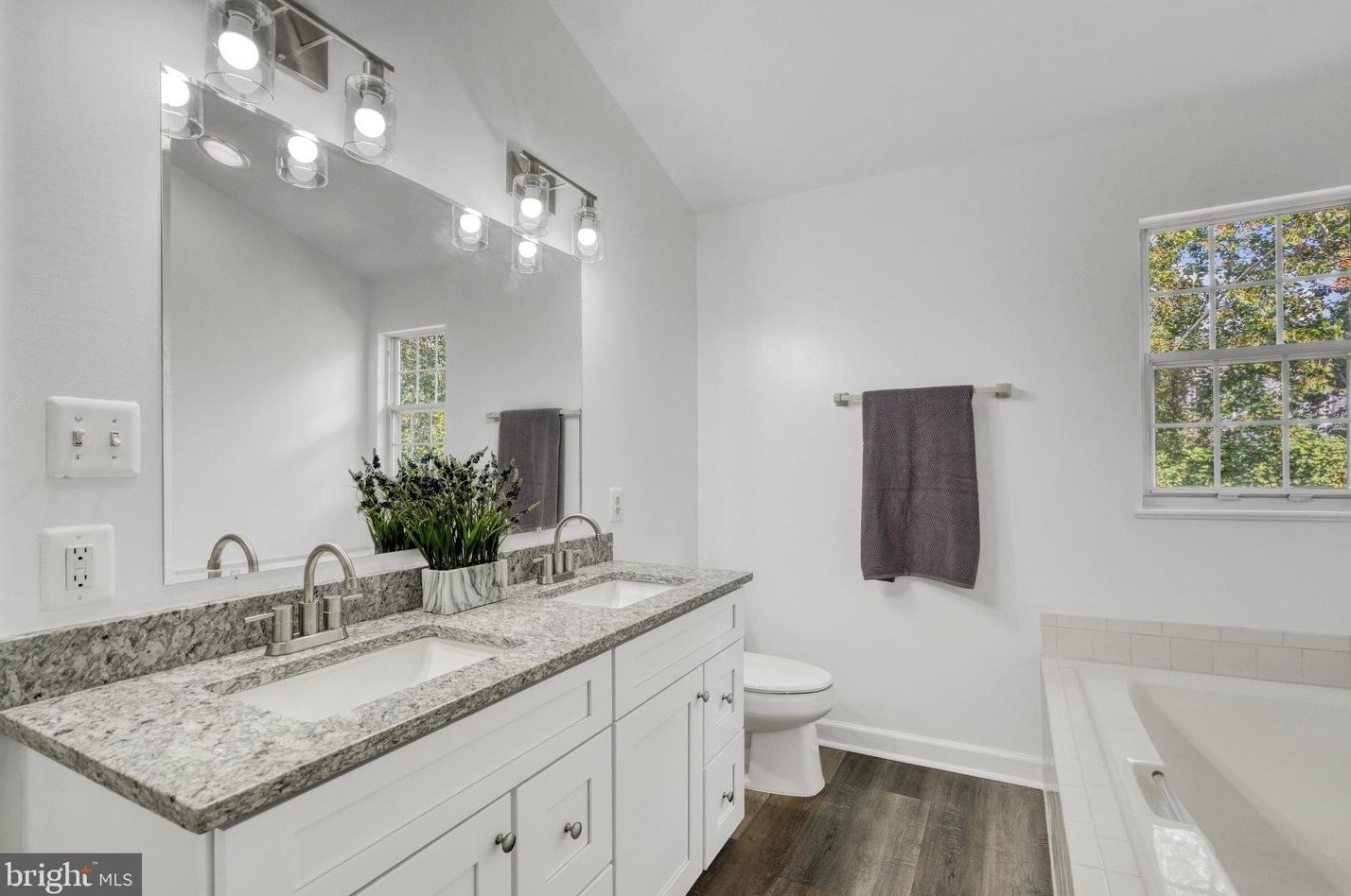 14201 Glade Spg Dr, Centreville VA 20121-5603 exterior