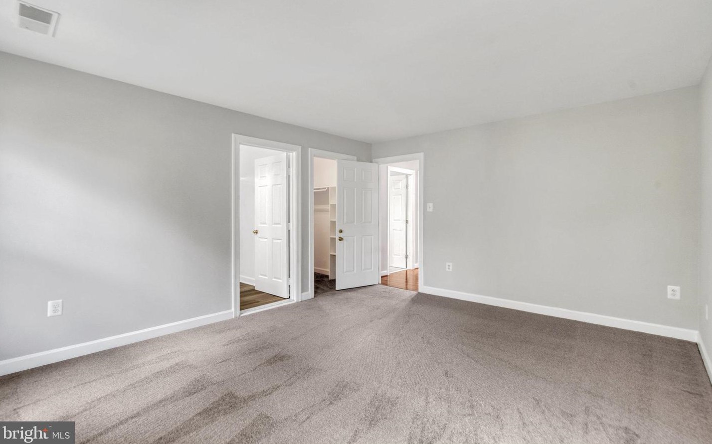 14201 Glade Spg Dr, Centreville VA 20121-5603 exterior