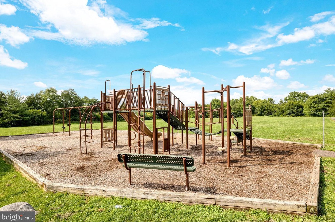 14201 Glade Spg Dr, Centreville VA 20121-5603 exterior