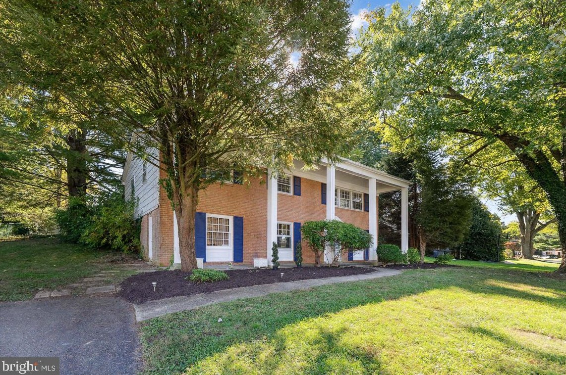 9519 Old Creek Dr, Fairfax, VA 22032-1237