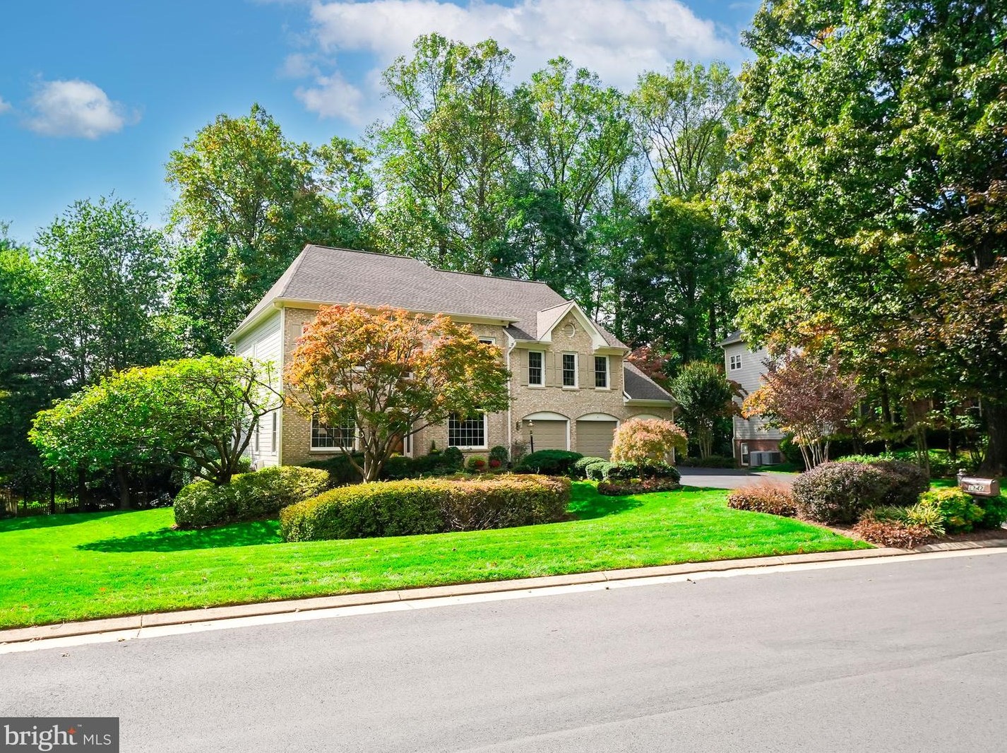 1142 Round Pebble Ln, Herndon, VA 20194