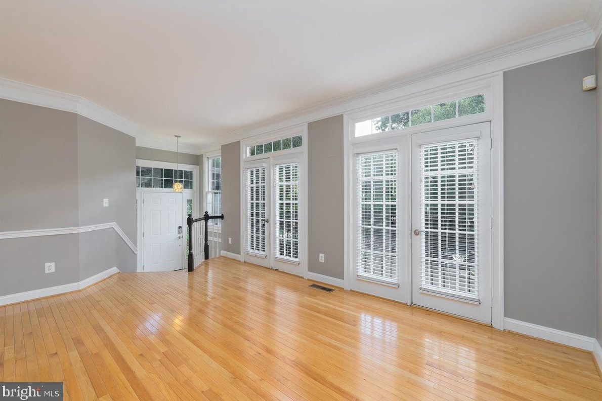 11421 Summer House Ct, Herndon, VA 20194