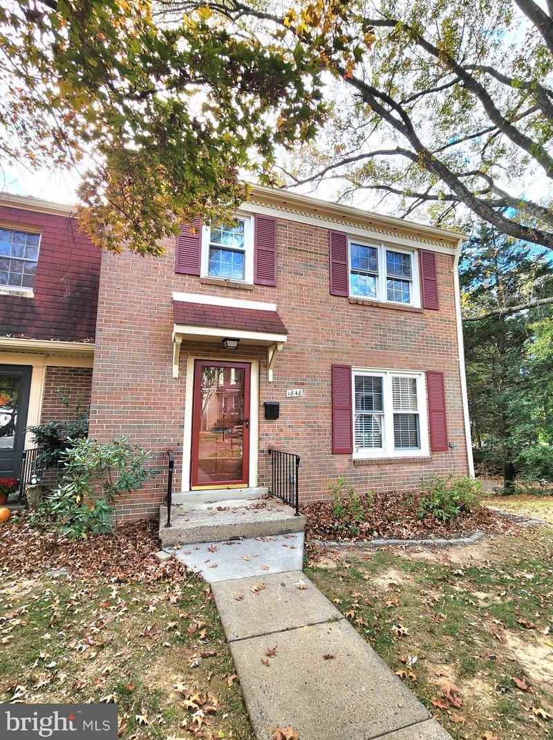 1848 Golf View Ct, Herndon, VA 20190