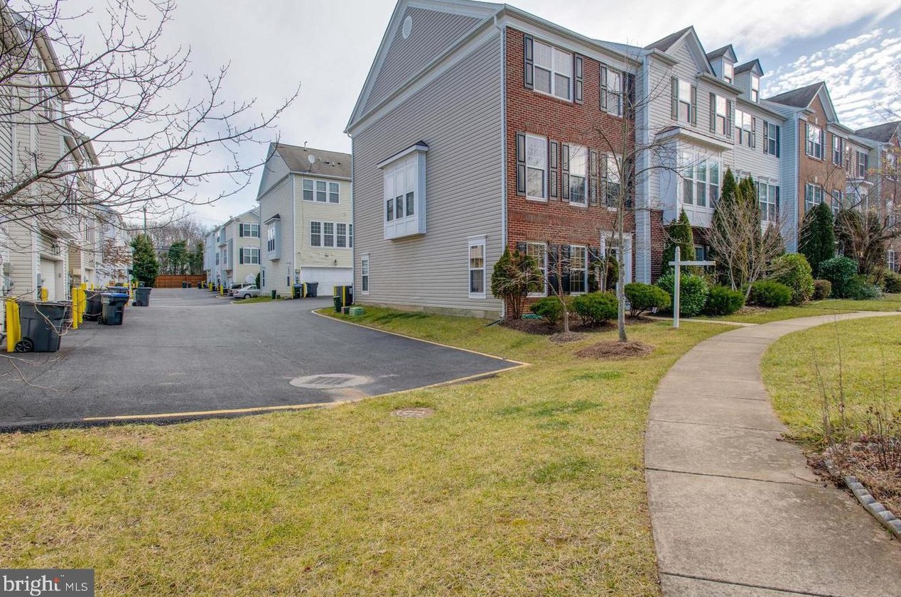 5112 Village Fountain Pl, Centreville, VA 20120