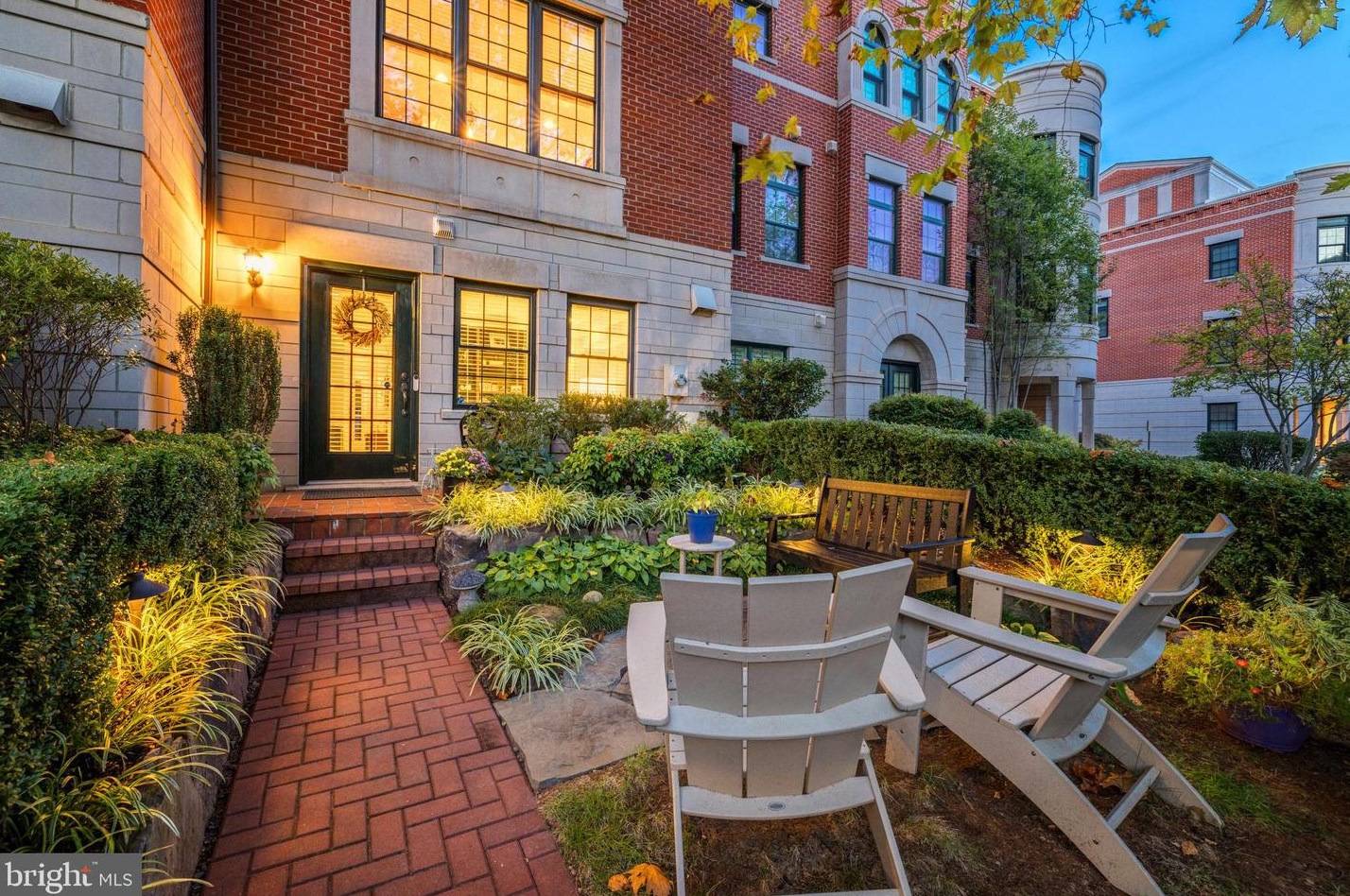 12196 Chancery Station Cir, Herndon, VA 20190