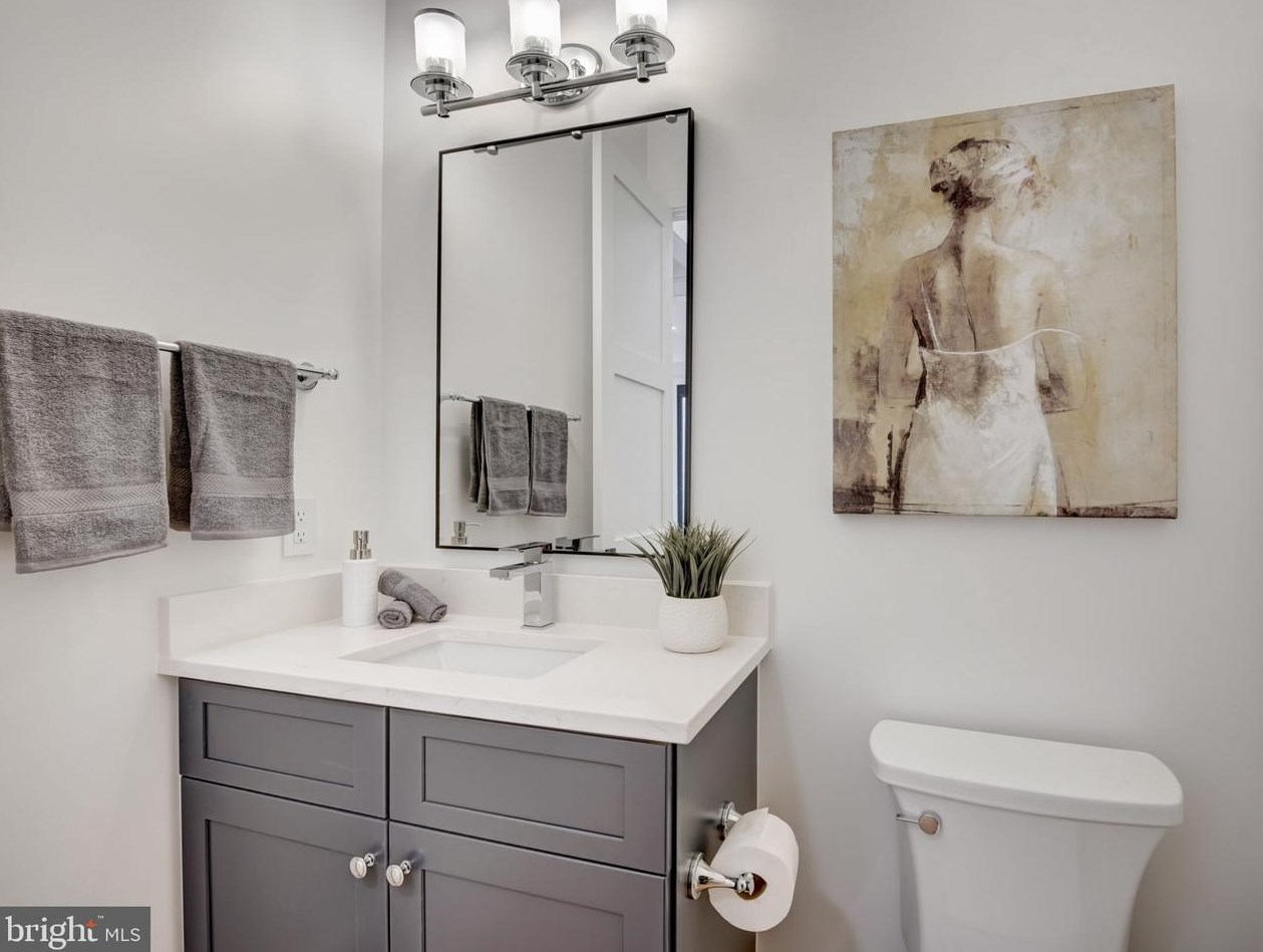 119 Moore Ave, Vienna VA  22180-5872 exterior