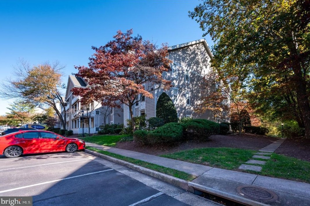 14317 Climbing Rose Way Apt 302, Centreville, VA 20121