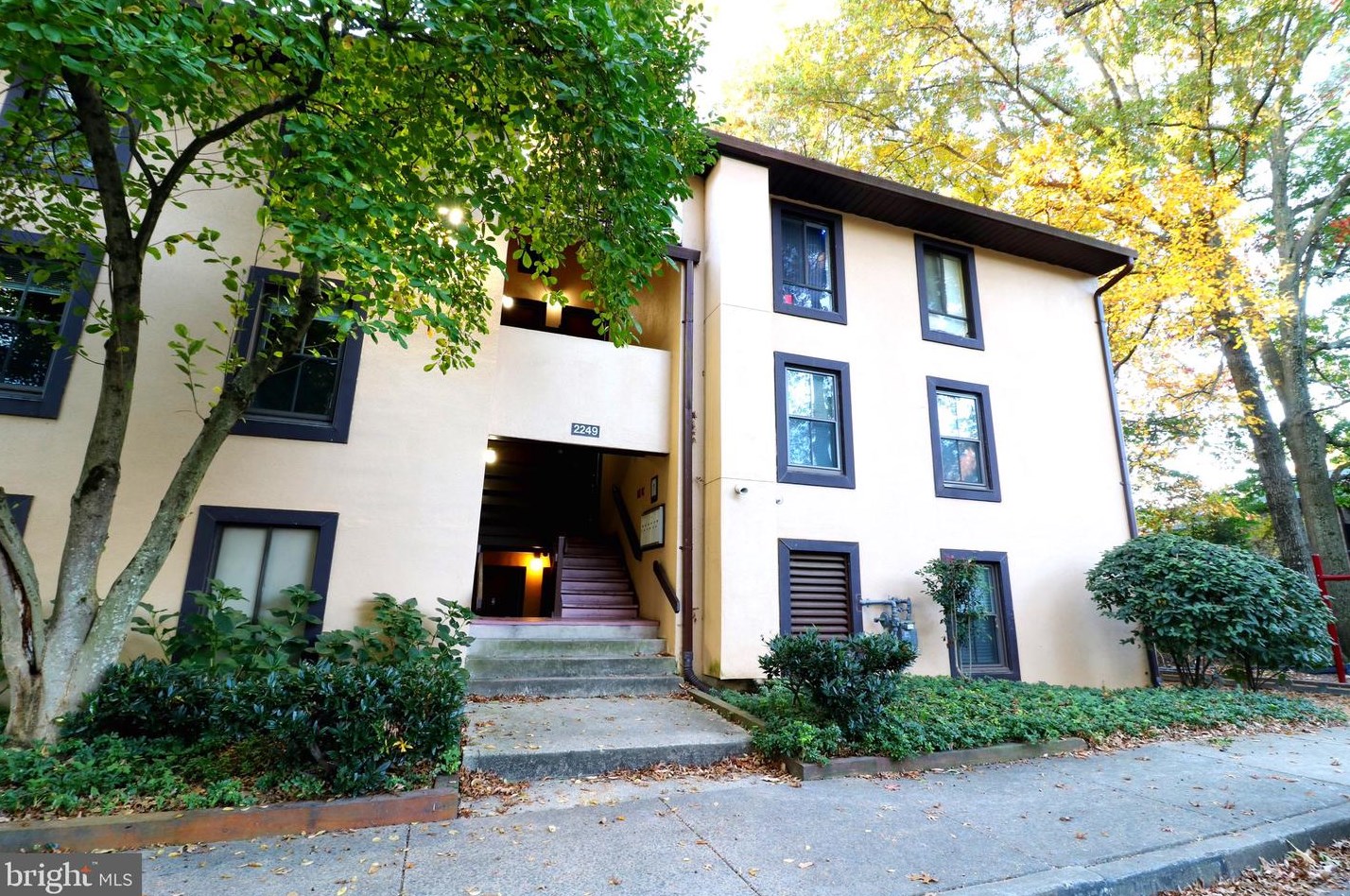 2249 Castle Rock Sq Apt 11c, Herndon, VA