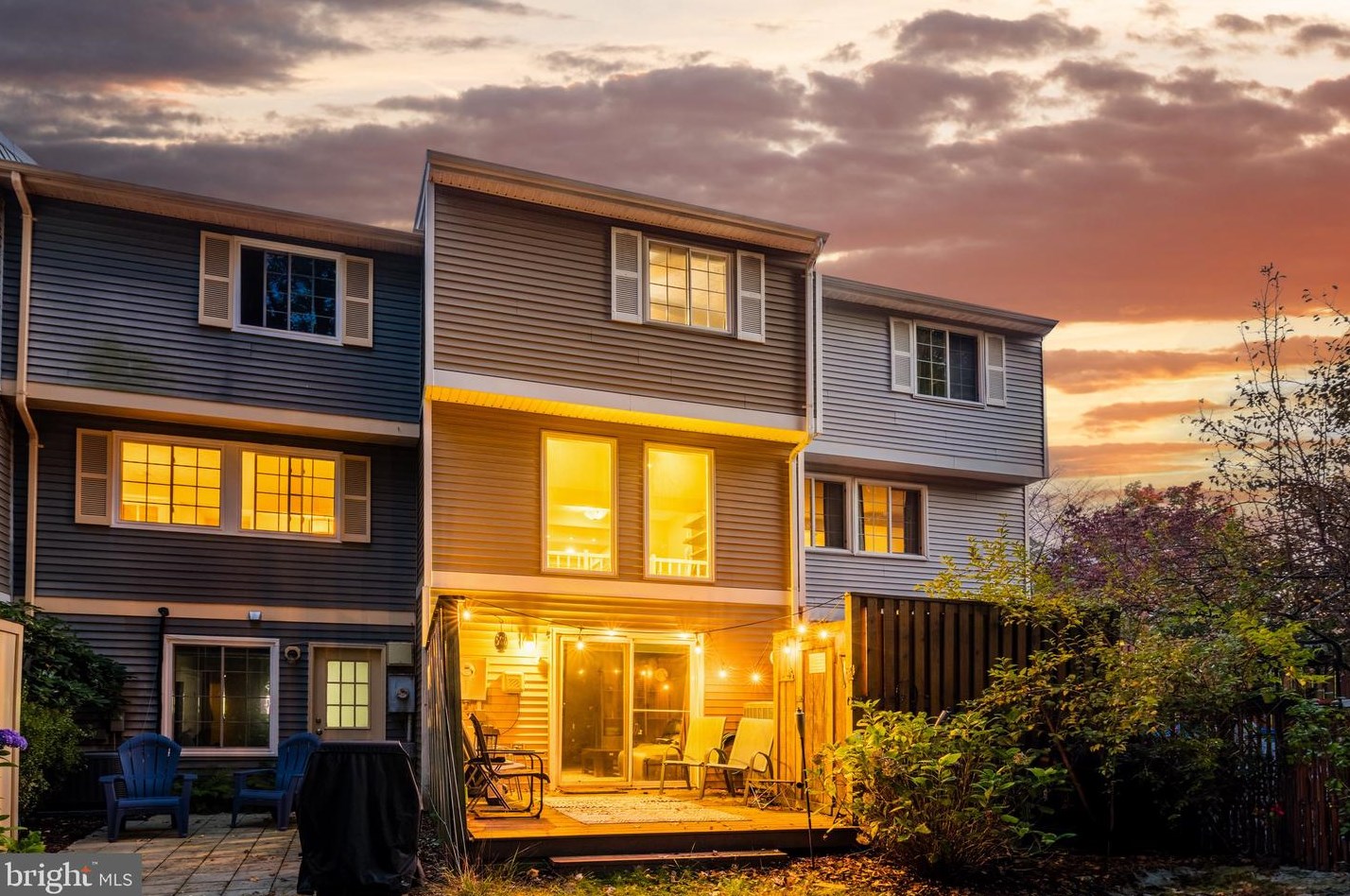 1652 Harvest Green Ct, Herndon, VA 20194