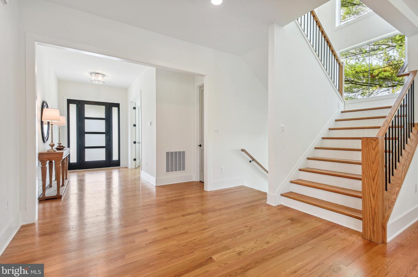 1002 Hillcrest Dr, Vienna VA  22180-6456 exterior