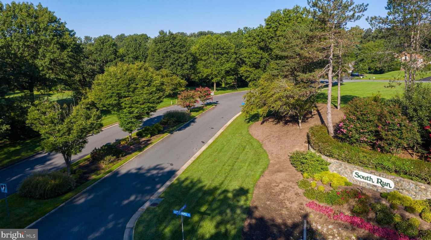 9741 Rolling Ridge Dr, Fairfax VA  22039-2915 exterior