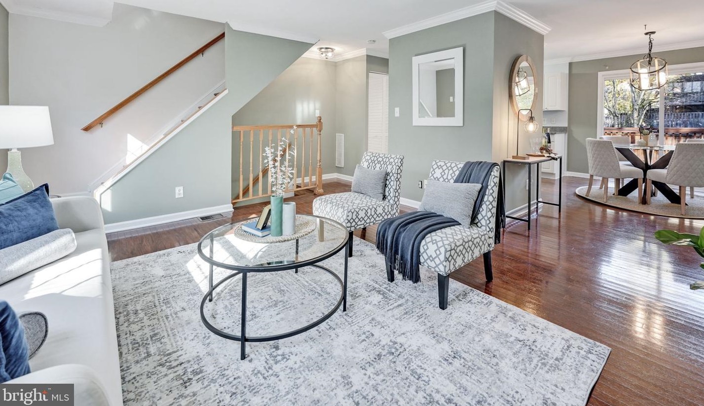 14827 Hoxton Sq, Centreville VA  20120-1838 exterior