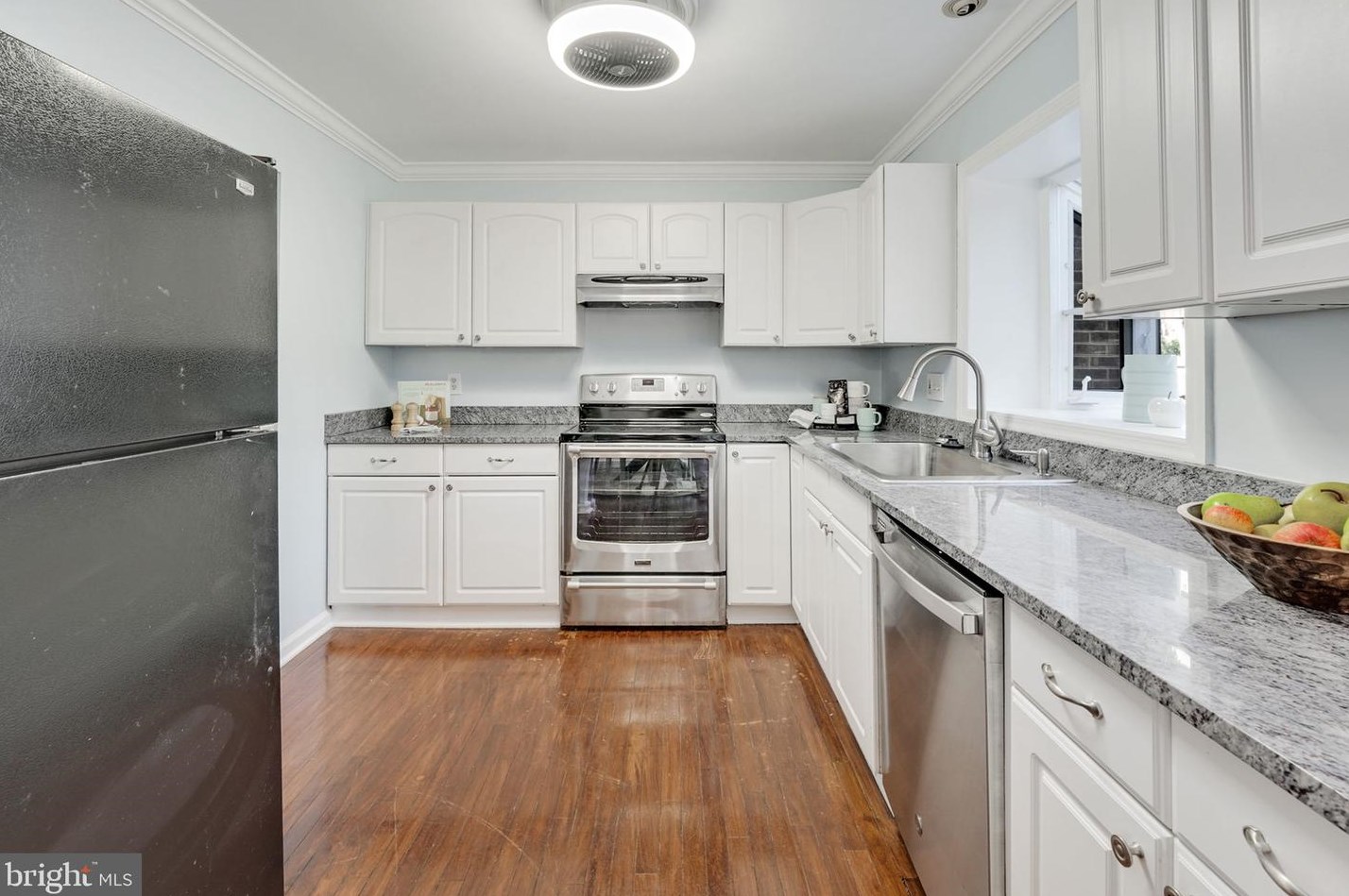 14827 Hoxton Sq, Centreville VA  20120-1838 exterior