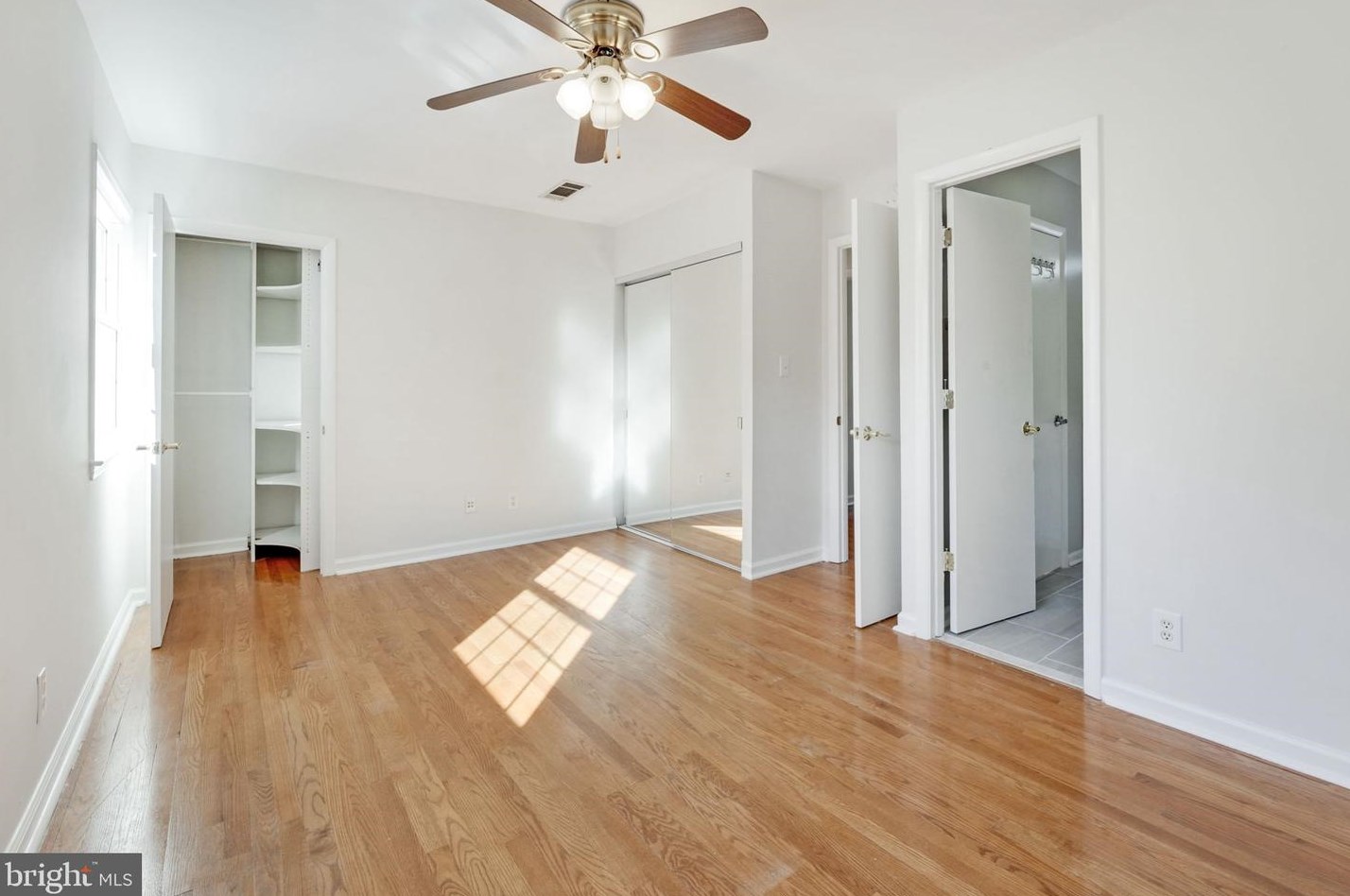 14827 Hoxton Sq, Centreville VA  20120-1838 exterior