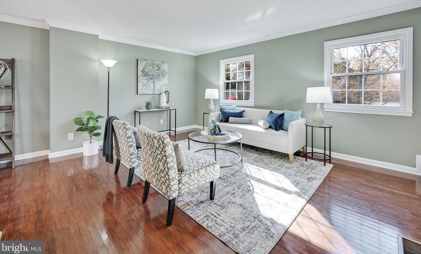 14827 Hoxton Sq, Centreville VA  20120-1838 exterior