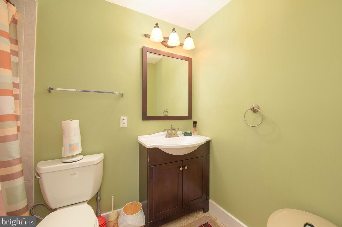 6805 Chasewood Cir, Centreville VA  20121-5031 exterior